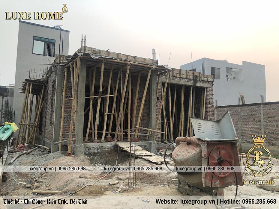 Hình ảnh thi công thực tế mẫu biệt thự 2 tầng mái Thái nhà của anh Khang tại Thanh Hóa
